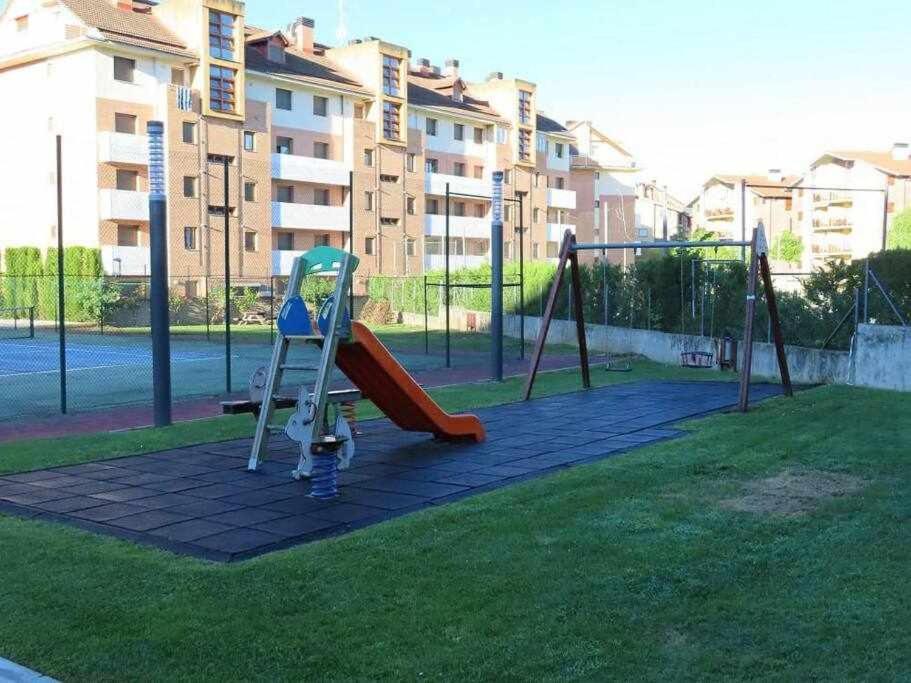 하카 Precioso Atico Con Bonitas Vistas A La Pena Oroel 아파트 외부 사진